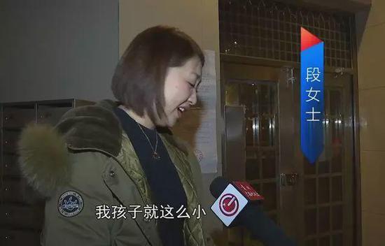 贵阳的段女士带着1岁多的孩子乘坐电梯回家时，电梯突然失灵，直接从27楼下降到负一楼！图为段女士。（视频截图）.jpg