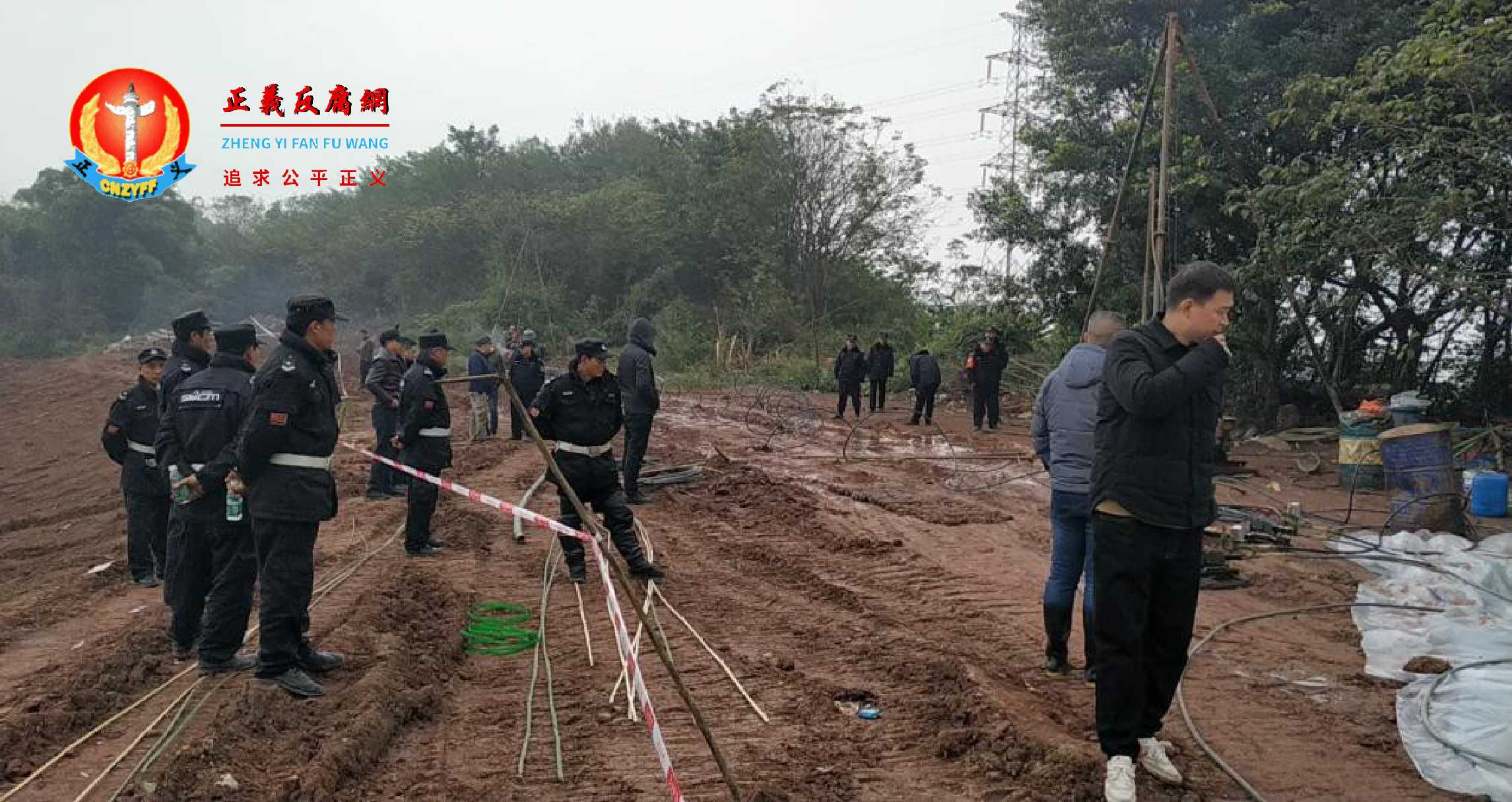 重庆市渝北区双龙湖街道鹿山村11社集体土地上，来一群不明黑衣人周围拉了一条白带，围着施工现场，不准任何人进入.jpg