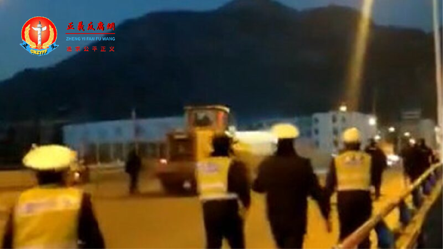 泰安市一名男子开着铲车冲上街头，直接朝市政府方向开去.png