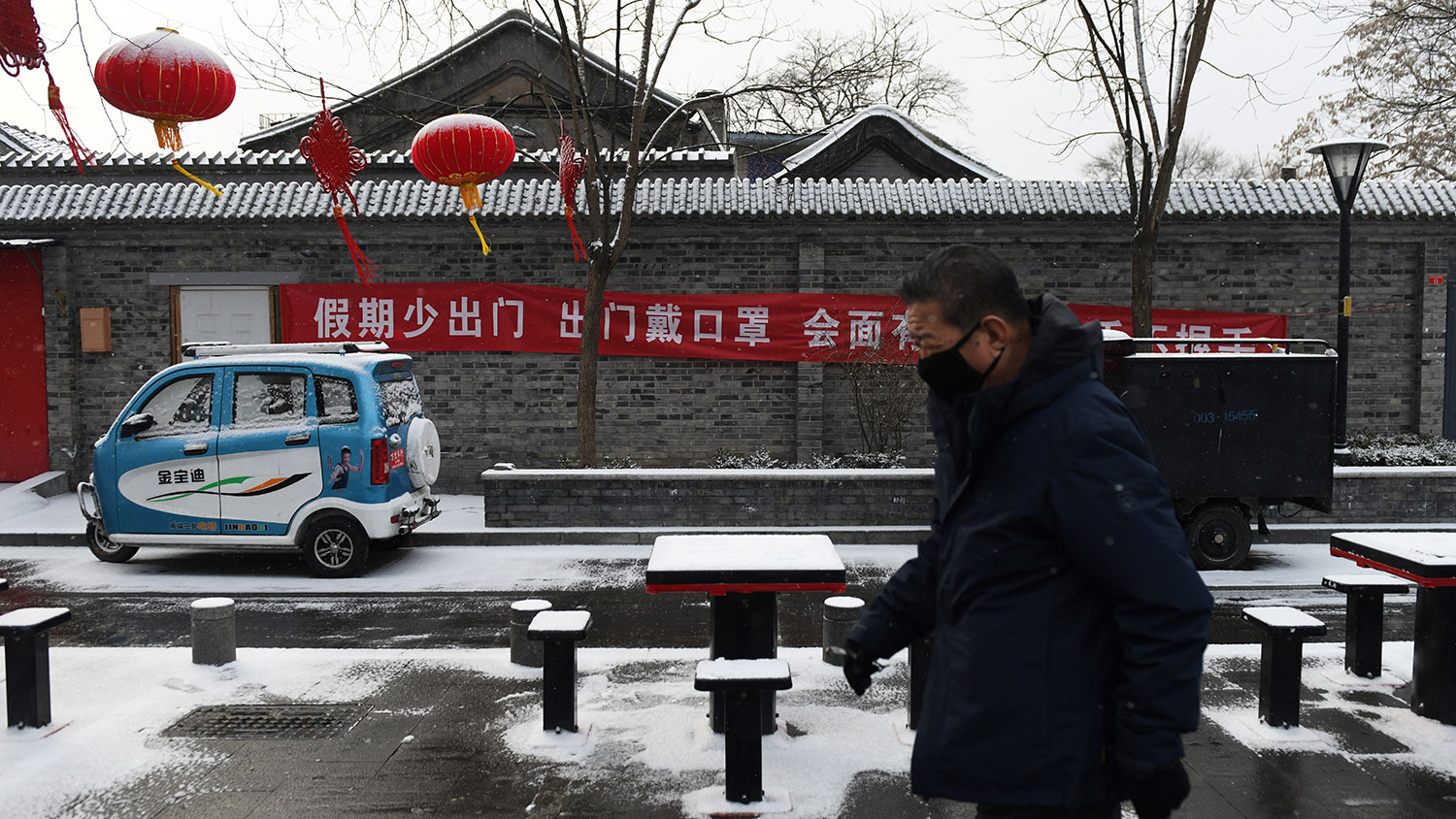 疫情之下，第一个彻底归零的行业挂红灯笼贴春联的余丰里民宿，目前已经大门紧闭。图为2020年2月5日，北京一条小巷挂着横幅标语：假期少出门，出门戴口罩....。.jpg