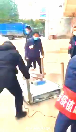 疫情期间一家三口在家打牌遭受戴红袖人员闯进民宅打砸他人财产 抹黑中国法治？ （二）