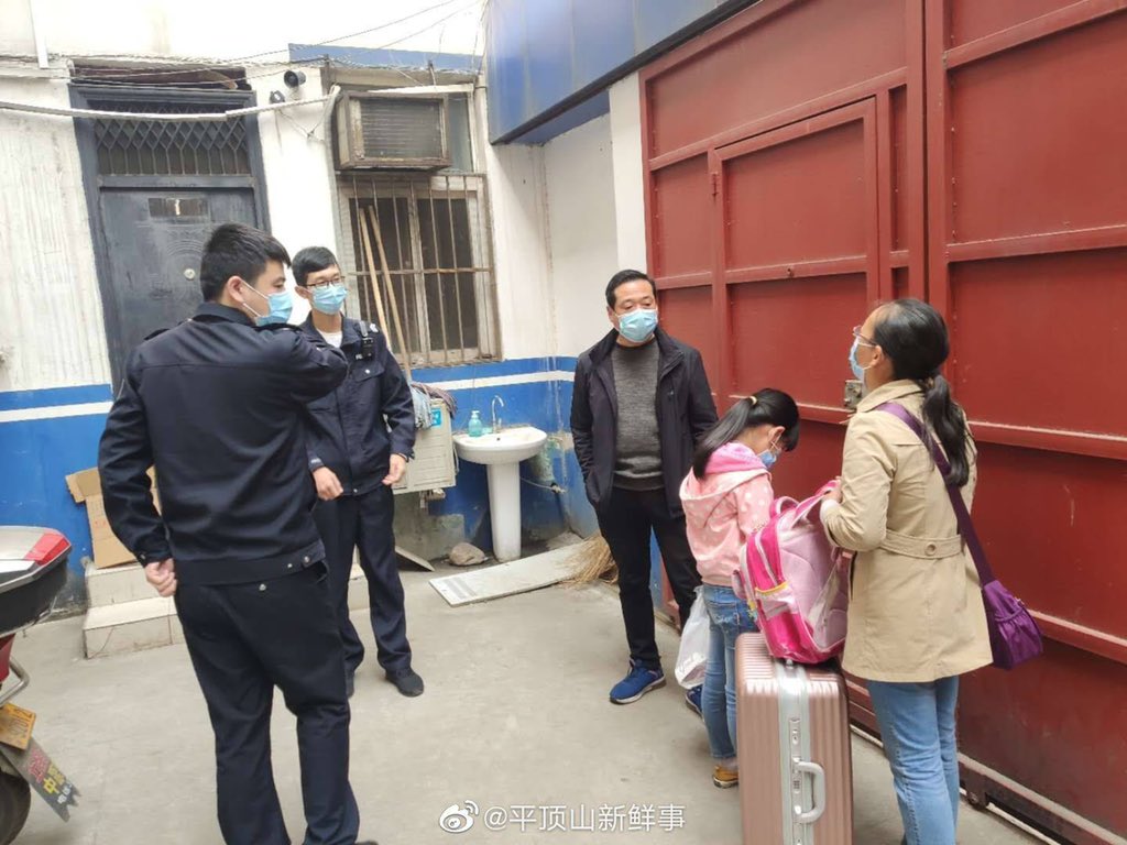 图为涉事母女被当地公安带回派出所。.jpg