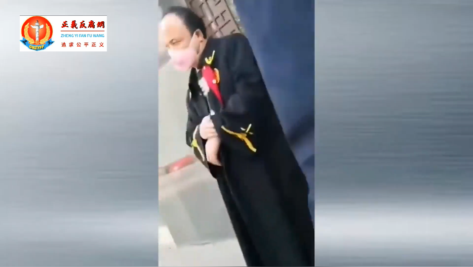 2張家口這位法官先是下意識的揪袖口不想讓手錶露出來.png
