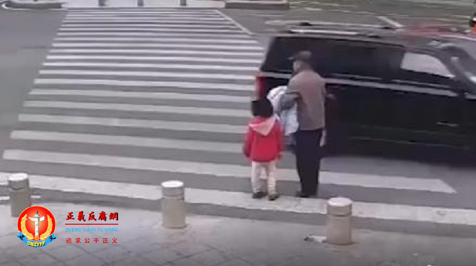 福建莆田一名老人带4岁孙女闯红灯，小孙女阻止爷爷闯红灯未果，下一秒被撞飞。.png