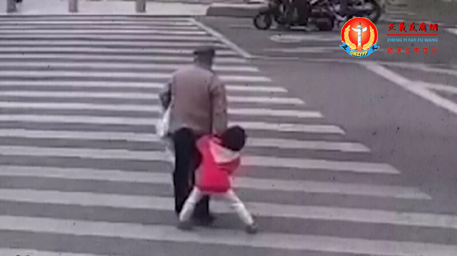 福建莆田一名老人带4岁孙女闯红灯，小孙女第一次拖拽阻拦未果。.png