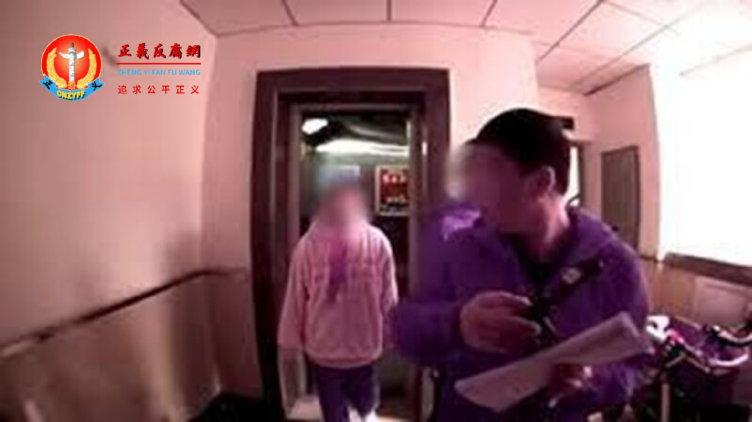 贵州任女士因在微信群说了一句社区支书是“草包支书”，被毕节警方跨市铐走行拘三日。.png