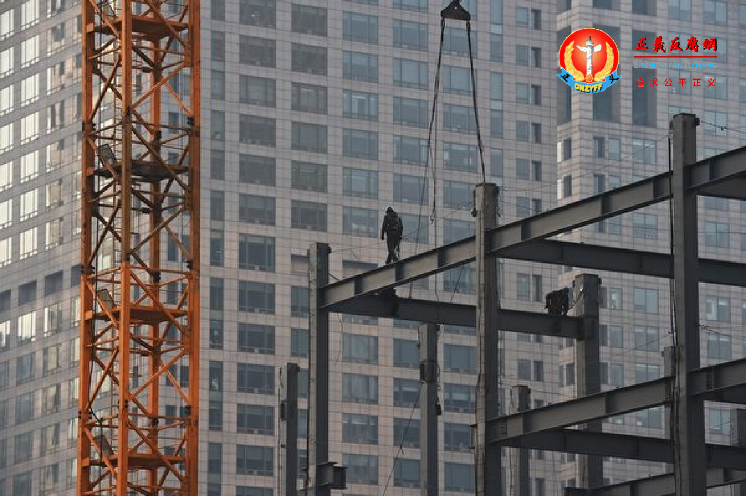 2020年末至2021年年初，曝出十多家房企大规模裁员、高管密集离职的消息。图为北京一处建筑工地。.png