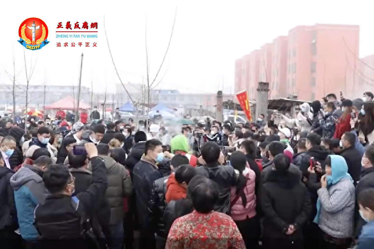 当地村镇的宾馆全被订满，面摊前围观的人也越来越多。.png