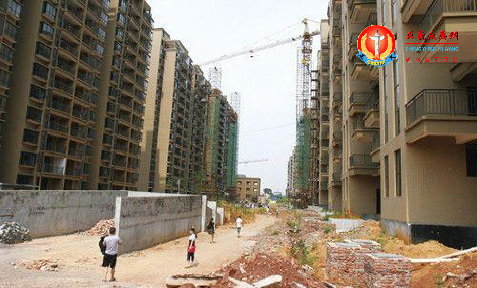 浙江义乌50余栋烂尾楼荒废。.png