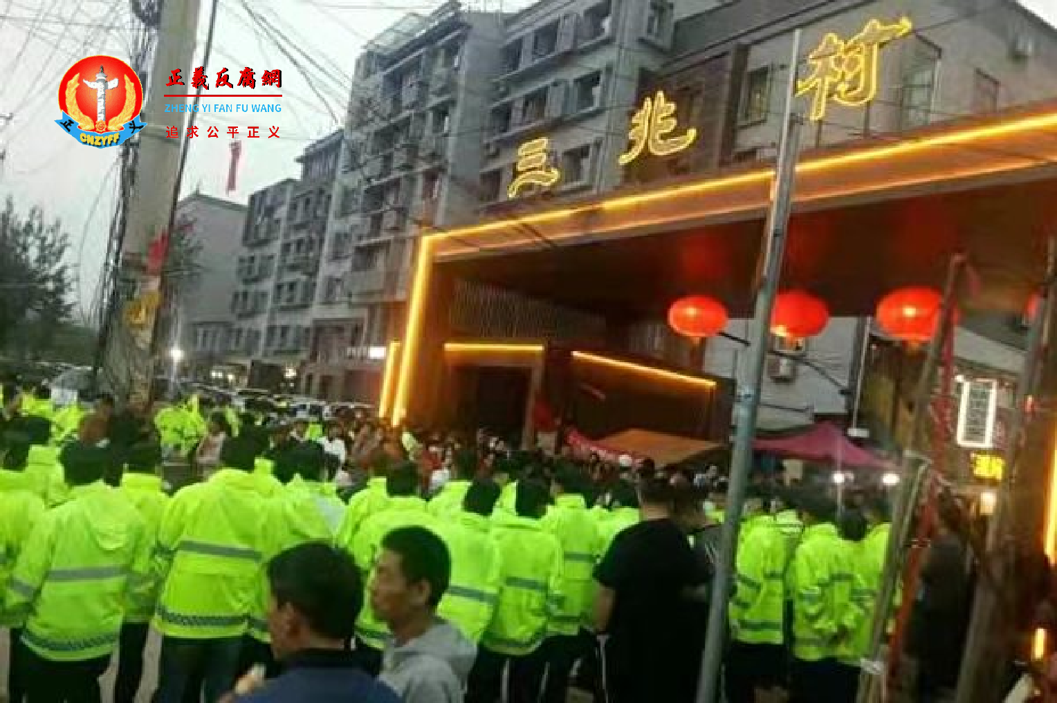西安市雁塔区曲江街道办的千年古村，也是西安最大、最后一个城中村——三兆村面临强拆。当地政府调动数千名黑保安进村逼迁。.png