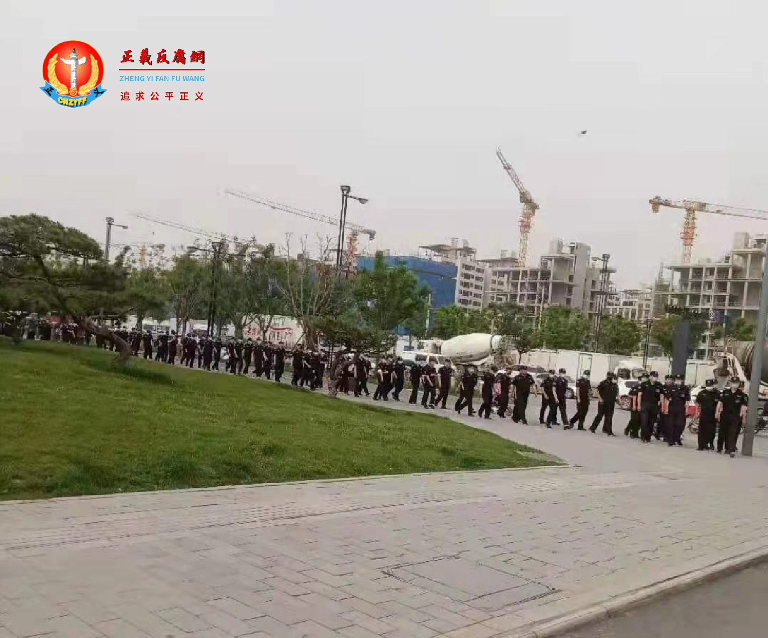 西安最大、最后一个城中村——三兆村面临强拆。当地政府调动数千名黑保安进村逼迁。.png