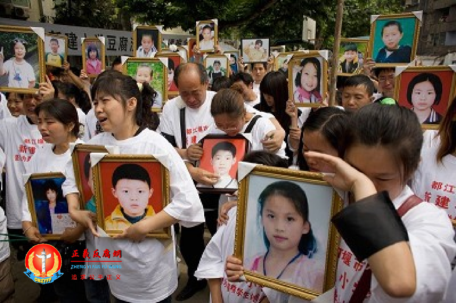 四川汶川地震，中小学校舍倒下一片，被指豆腐渣工程，家长维权至今受打压。图为地震一周年时，受难者家属心中仍旧悲痛难舍。.png
