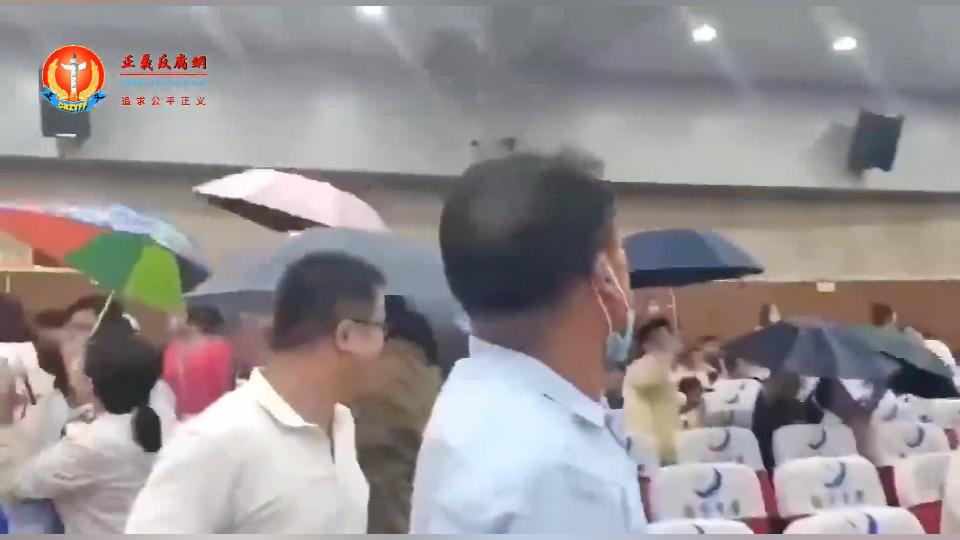 南京江北新区一个大礼堂里正在举行“七一”表彰大会，突然严重漏雨，秒变“水帘洞”.png
