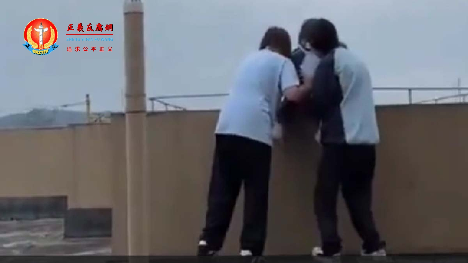 微视频｜校园霸凌？贵州2女生试图将同学推下楼