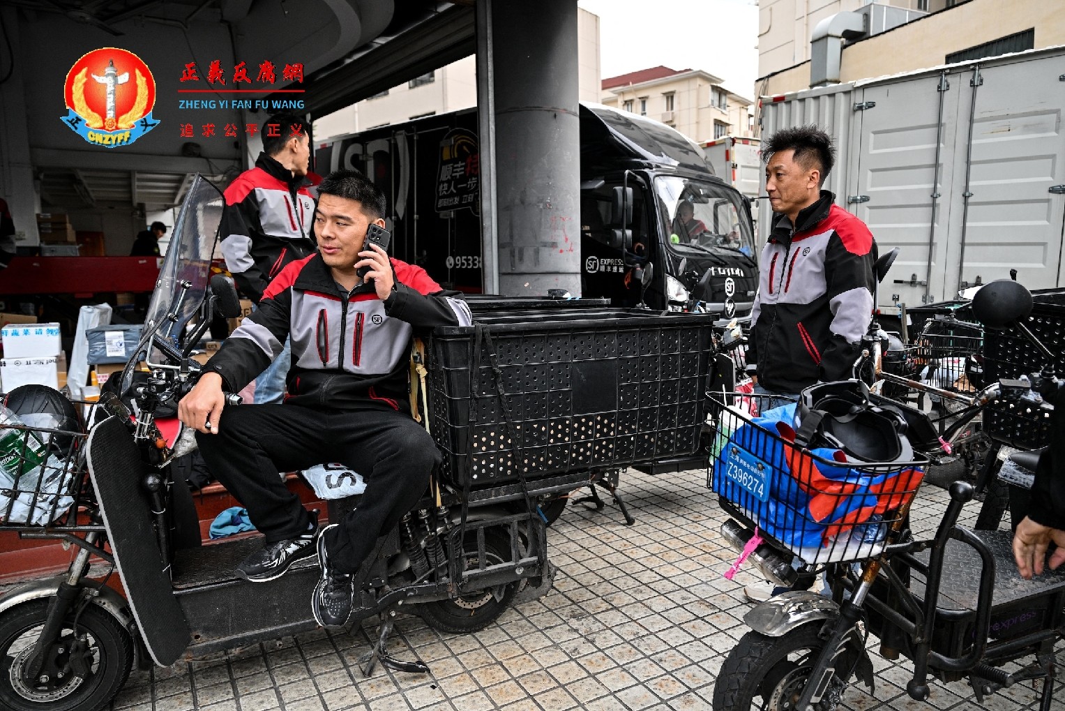 2025年11月11日，在上海，顺丰速递门市外，外送员在“双十一”（中国一年一度的购物狂欢节）期间等待送货。.jpg